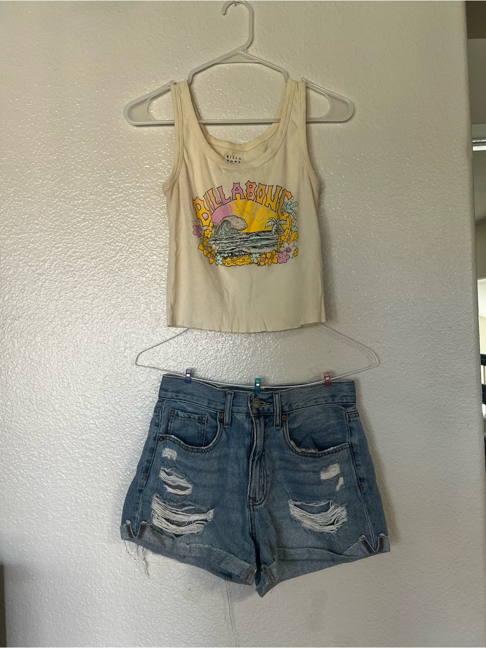 Full Outfit- Graphic Billabong Tee & Aeropostale Mom Shorts